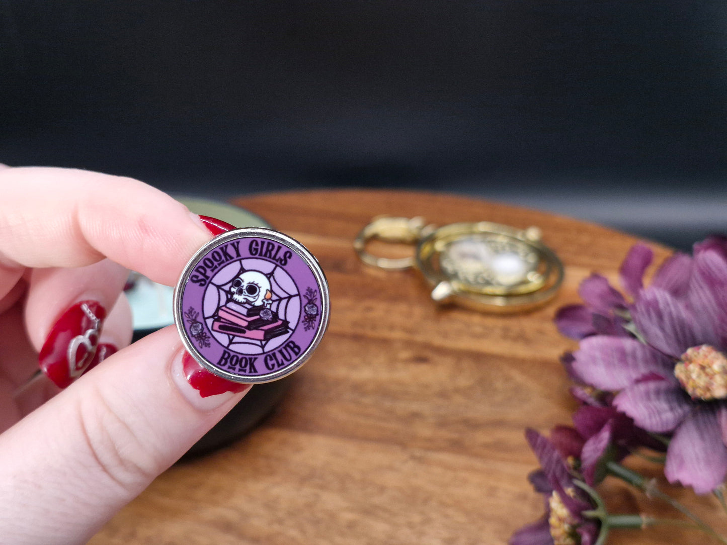 Spooky girls book club - Round Metal Pin Badge