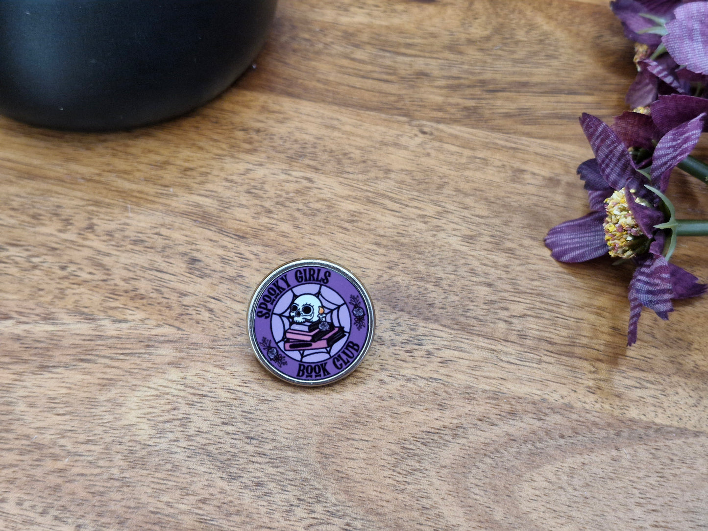 Spooky girls book club - Round Metal Pin Badge