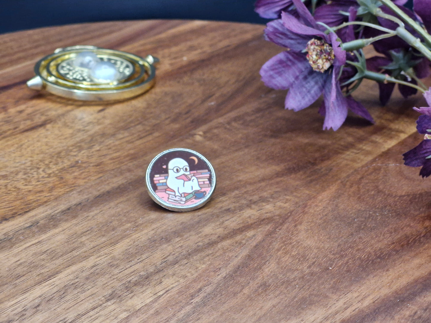 Ghost reading - Round Metal Pin Badge
