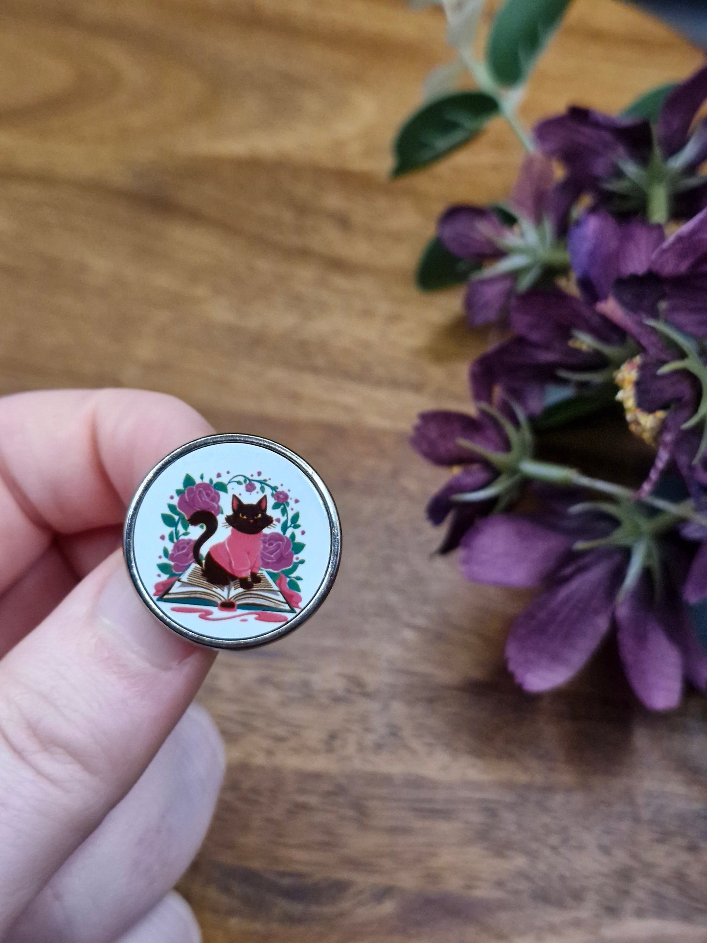 Black cat on a book - Round Metal Pin Badge