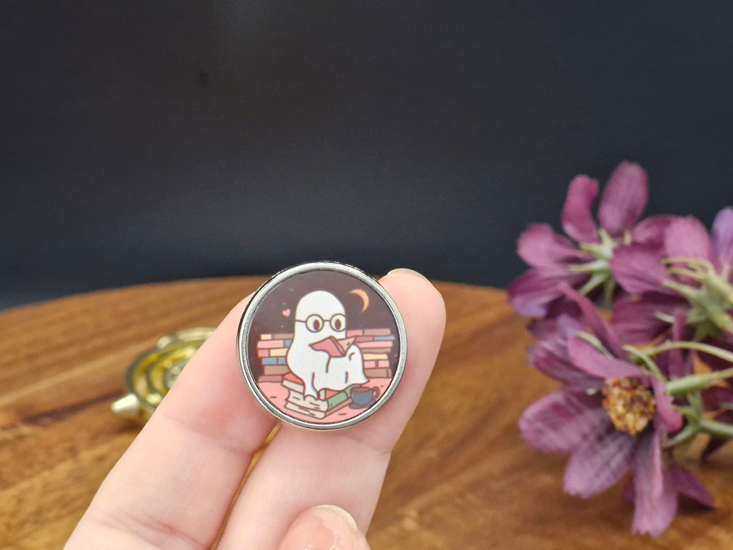 Ghost reading - Round Metal Pin Badge
