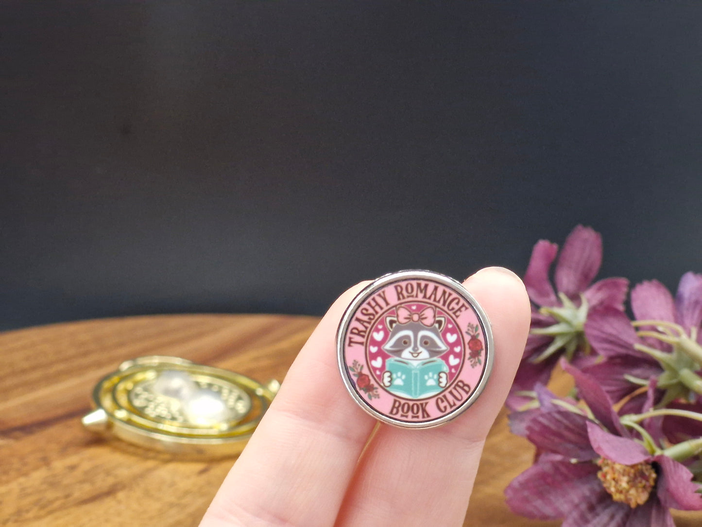 Trashy romance club - Round Metal Pin Badge 2.5cm